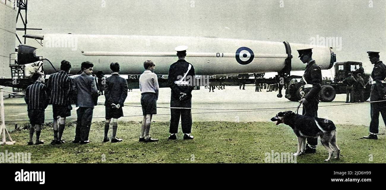 Foto von der Lieferung der ersten 'Thor' Ballistischen Rakete an eine RAF-Basis in Norfolk, 19.. September 1958. Sie war 60 Meter lang und wurde von einer nahe gelegenen amerikanischen Basis auf einem 90 Meter langen Transporter zum Standort transportiert. Der Atomkriegsleiter von Thor wurde von den Amerikanern beibehalten, und jede britische Entscheidung, diese Rakete zu starten, hätte der amerikanischen Zustimmung unterliegen müssen. Die Wachen des RAF-Regiments sind im Vordergrund zu sehen, bereit, ungezogene Ideen abzuschrecken. Kolorierte Version von: 10216667 Datum: 1958 Stockfoto