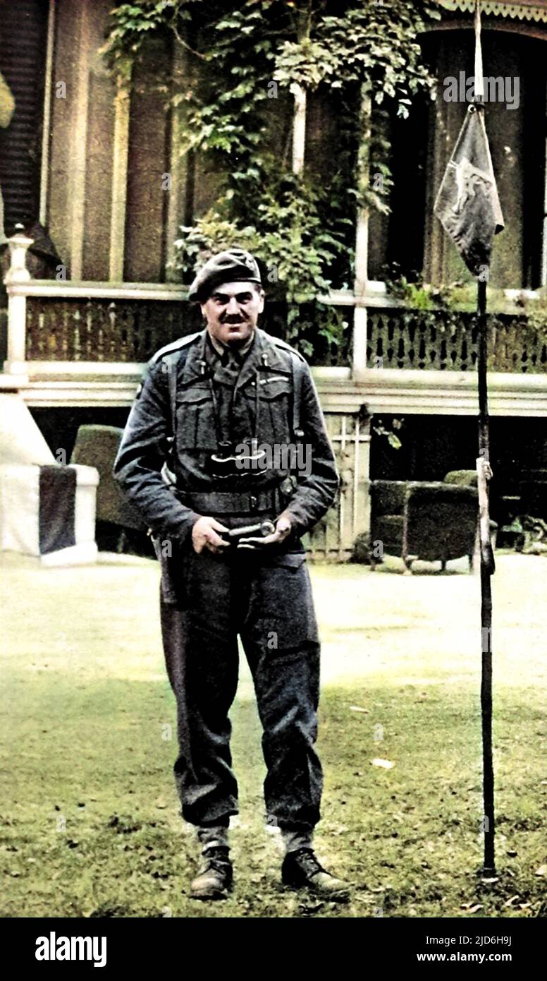 Major-General R. E. Urquhart, Kommandant der British First Airborne Division, vor seinem Hauptsitz in der Nähe von Arnhem, dem Hartenstein Hotel, September 1944. Am 17.. September 1944 wurde die Operation "Market Garden" in Angriff genommen; ein kühner Plan des Feldmarschalls Montgomery, Tausende von Lufttruppen nach Holland zu fallen, um eine Invasionsroute nach Deutschland zu erobern. Die britischen First Airborne, American 81. und 101. Divisions nahmen an dem Plan Teil, der letztlich erfolglos blieb. Kolorierte Version von: 10218088 Datum: 1944 Stockfoto