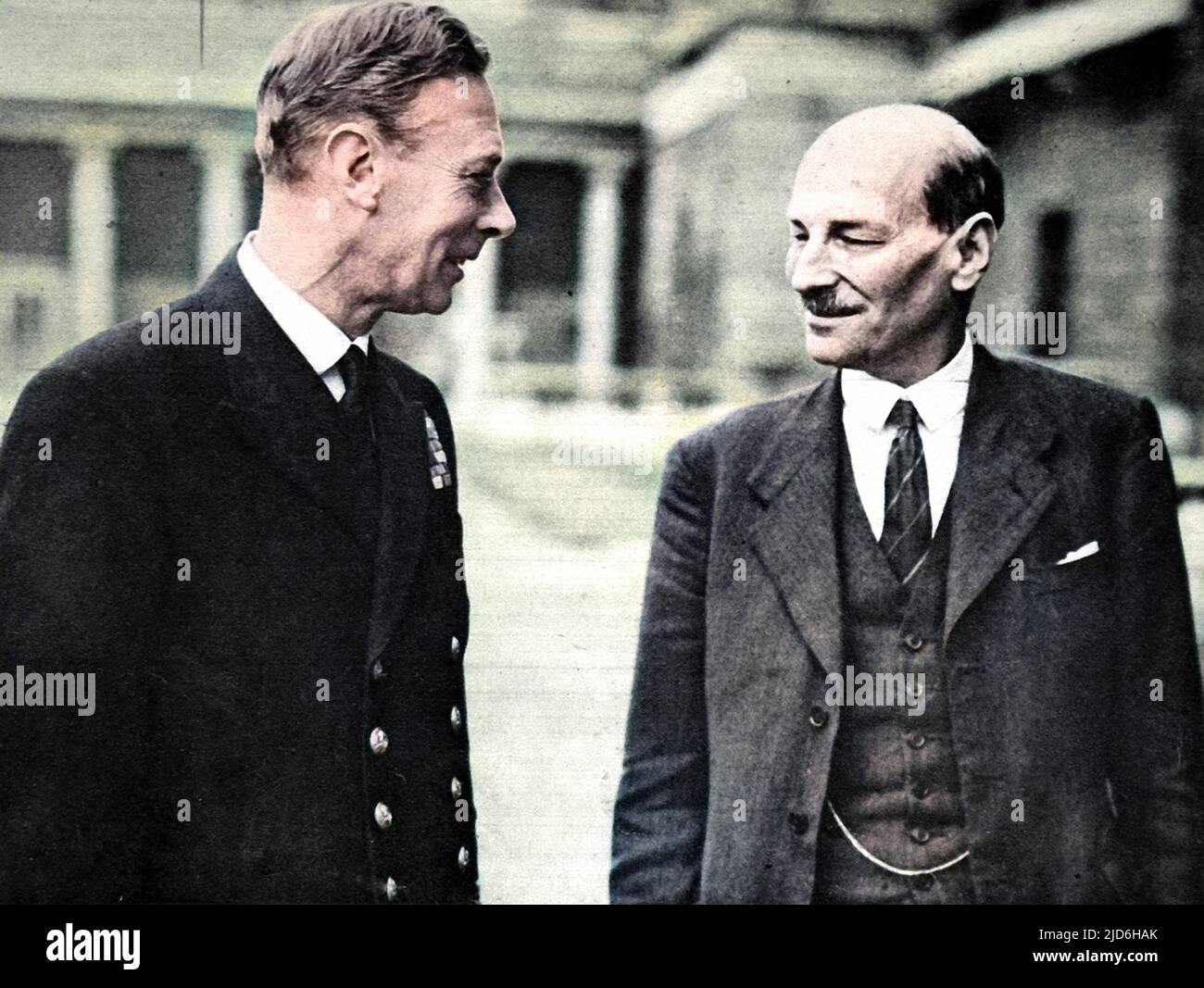 King George VI (1895 - 1952) und Clement Attlee, 1. Earl Attlee, (1883-1967) auf dem Gelände des Buckingham Palace, 1945. Attlee hatte gerade die Labour Party zum Sieg bei den Parlamentswahlen geführt und wurde damit Premierminister. Kolorierte Version von: 10218552 Datum: 1945 Stockfoto
