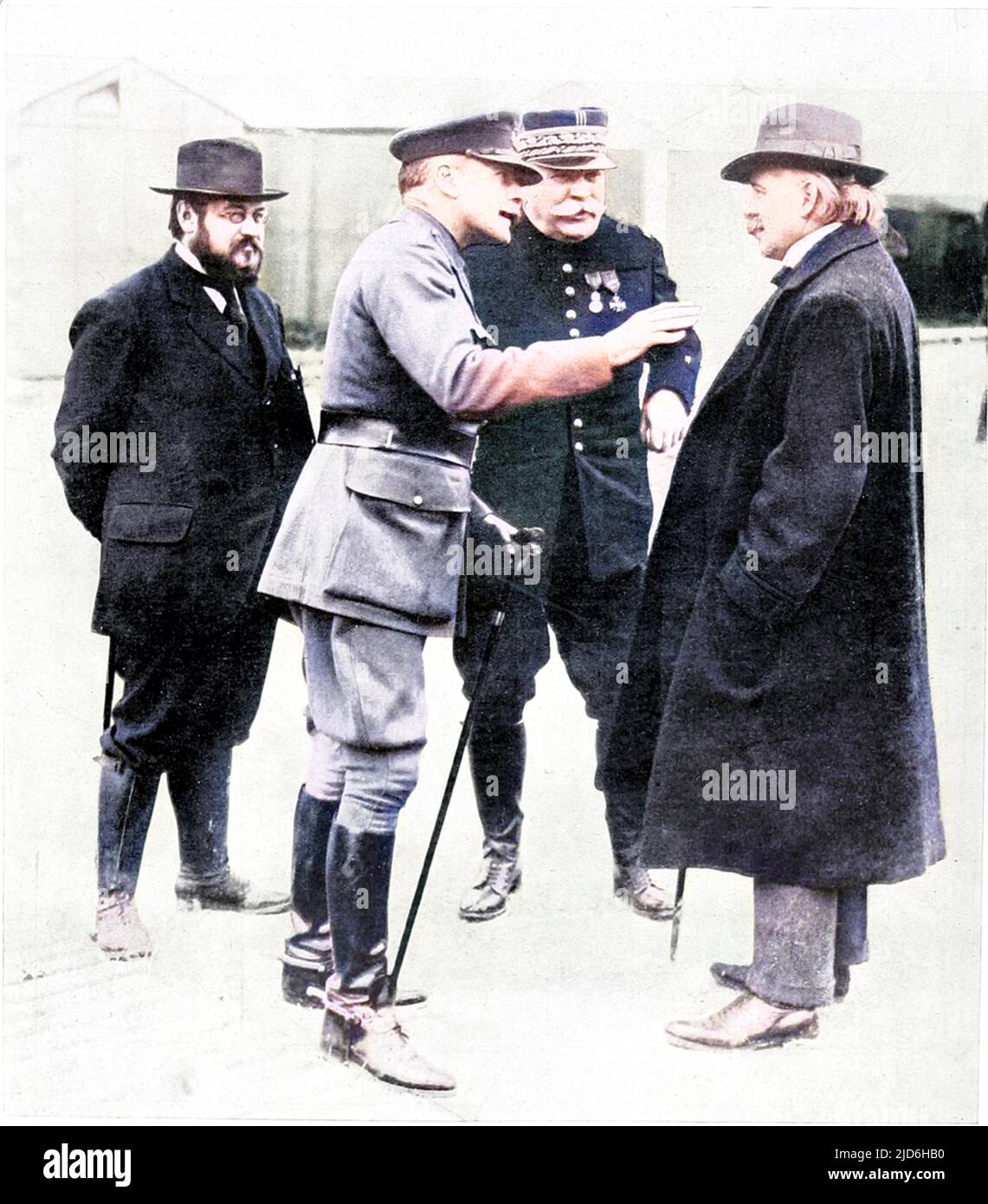 Treffen zwischen politischen und militärischen Führern der Alliierten in Frankreich, 1916. Zu der Gruppe gehören der Feldmarschall Sir Douglas Haig (1861-1928), Oberbefehlshaber der britischen Armee, und General Joseph Joffre (1852-1931), Oberbefehlshaber der französischen Armee. Ebenfalls abgebildet sind der britische Kriegsminister und spätere Premierminister David Lloyd George (1863-1945) mit dem französischen Munitionsminister Albert Thomas. Kolorierte Version von: 10219677 Datum: 1916 Stockfoto