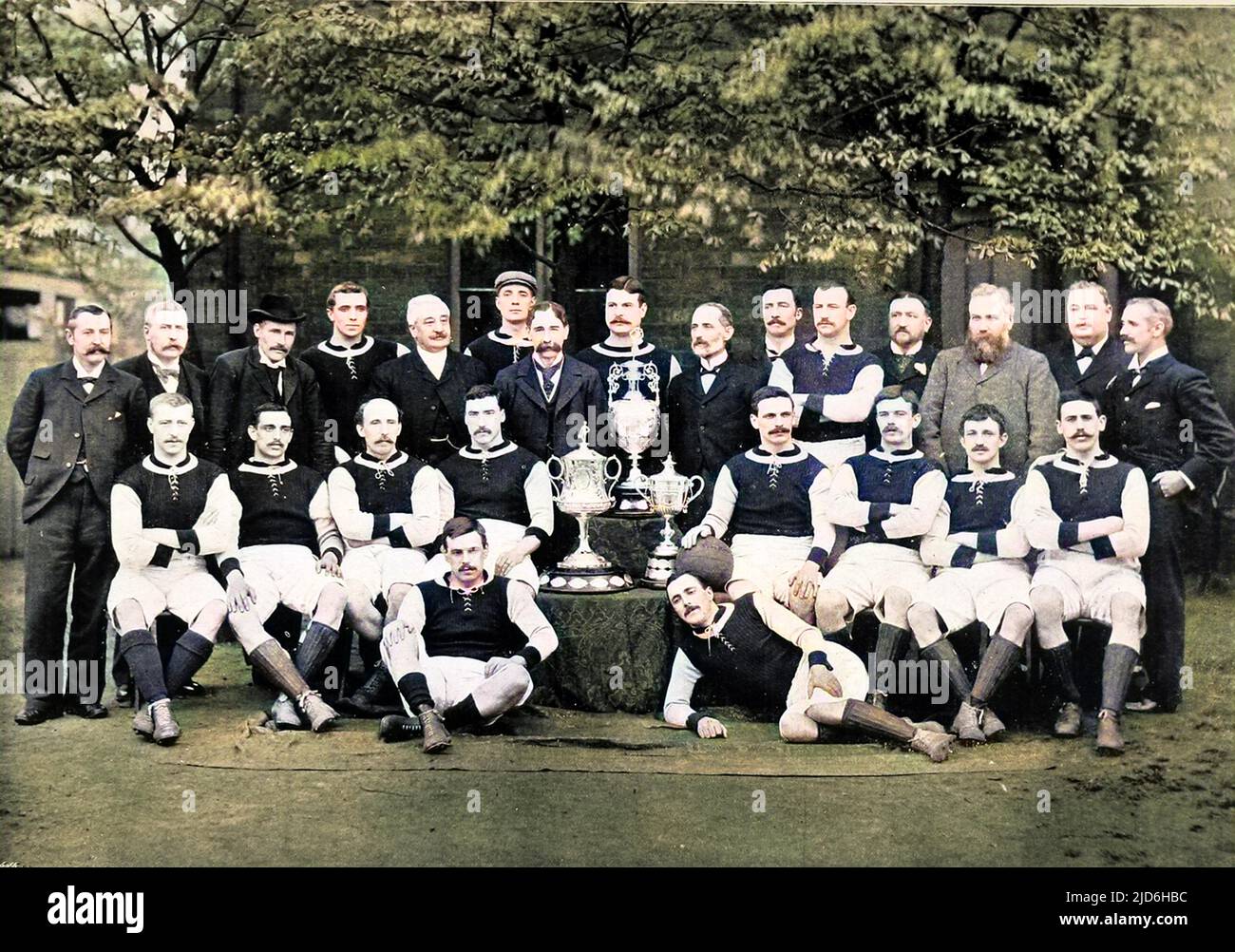 Aston Villa Football Club, mit dem Team für die Saison 1896-1897. Das Foto zeigt: Hintere Reihe, von links nach rechts: G.B. Ramsay (Sekretär), Dr. v.a. Jones, J.Grierson (Trainer), H.Spencer, F.Cooper, T.Wilkes, J. Ansell (Präsident), D. Hodgetts, J.E. Margoschis (Vorsitzender), C.S. Johnstone, J. Welford, I. Whitehouse, W. McGregor, J.T. Lees, F.W. Spülen. Mittlere Reihe, sitzend, links nach rechts: R. Chatt, J.W. Crabtree, J. Reynolds, Jas. Cowan, J. Devey (Kapitän), F. Burton, D. Athersmith, J. Campbell. Erste Reihe, am Boden, von links nach rechts: S. Smith, John Cowan. Kolorierte Version von: 10219029 Datum: Stockfoto