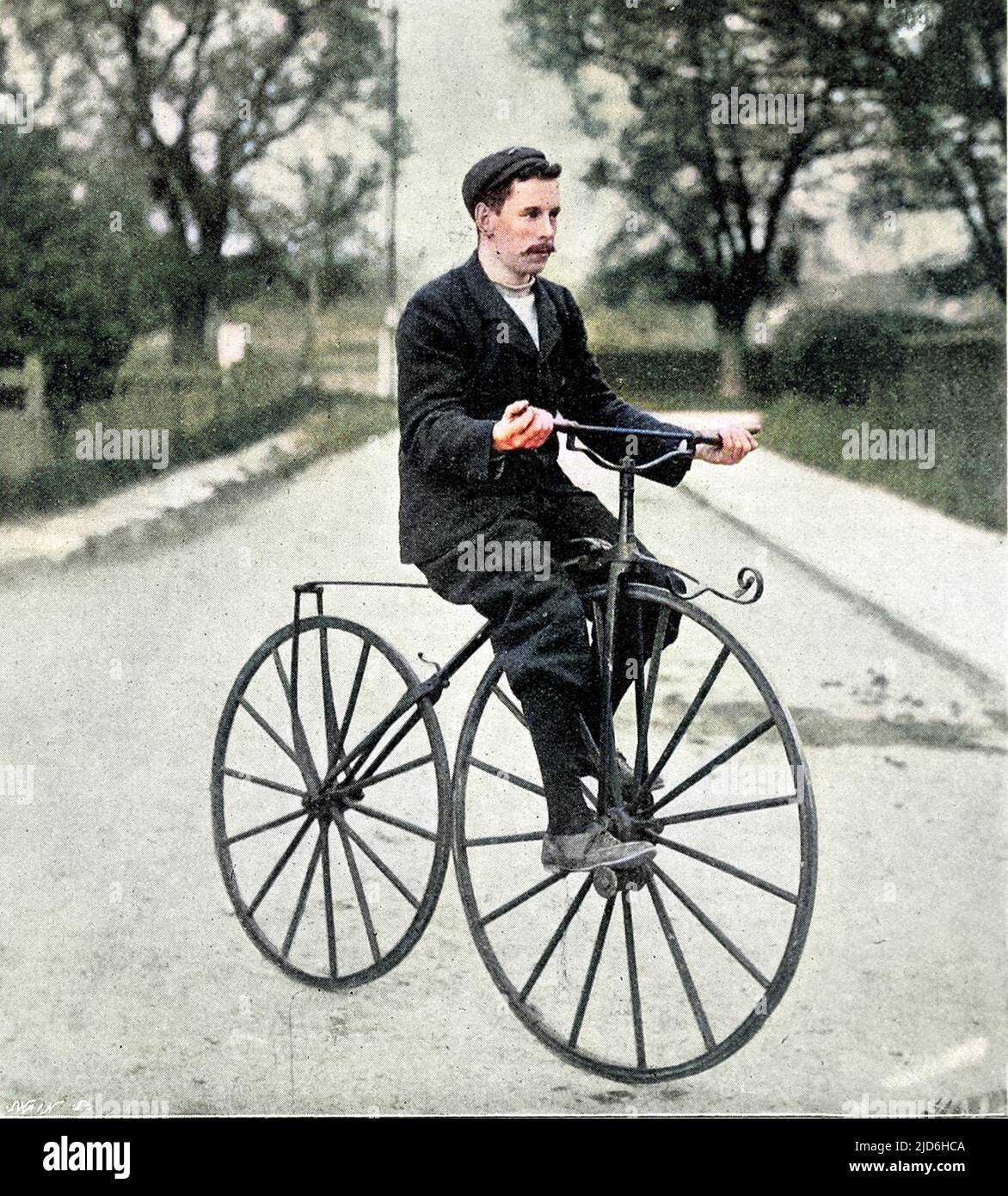 Ein Radfahrer auf einem 'Bone Shaker' Fahrrad der 1840s bis 1850s. Diese Art von Fahrrad war innovativ bei der Verwendung von Pedalen, aber verdient seinen Namen durch die Verwendung von Massivholz oder Metallrädern. Kolorierte Version von: 10218880 Datum: 1840s Stockfoto