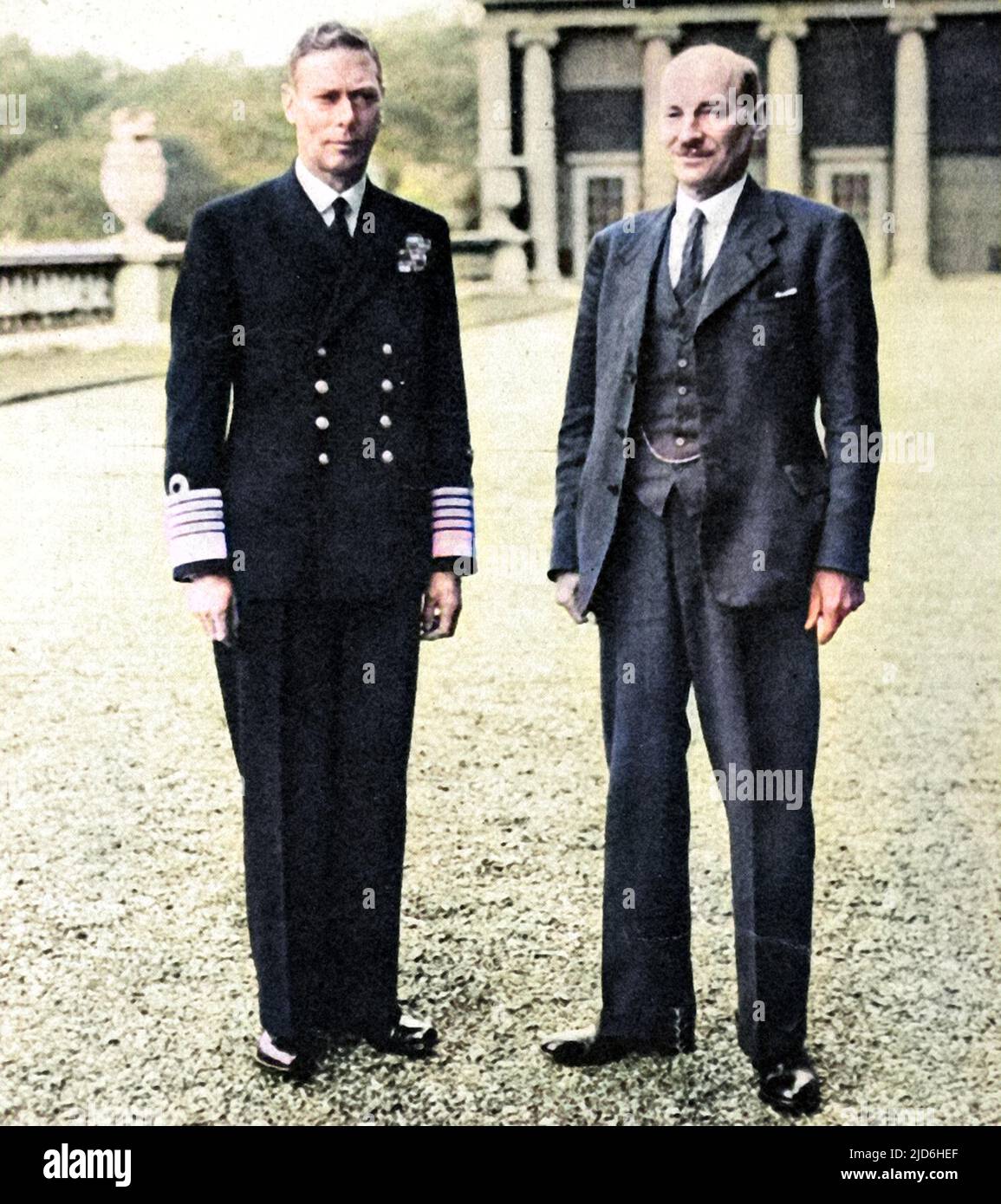 Foto von King George VI (1895 - 1952), Clement Attlee, 1. Earl Attlee, (1883 - 1967), auf dem Gelände des Buckingham Palace, 1945. Attlee hatte gerade die Labour Party zum Sieg bei den Parlamentswahlen geführt und wurde damit Premierminister. Kolorierte Version von: 10218551 Datum: 1945 Stockfoto