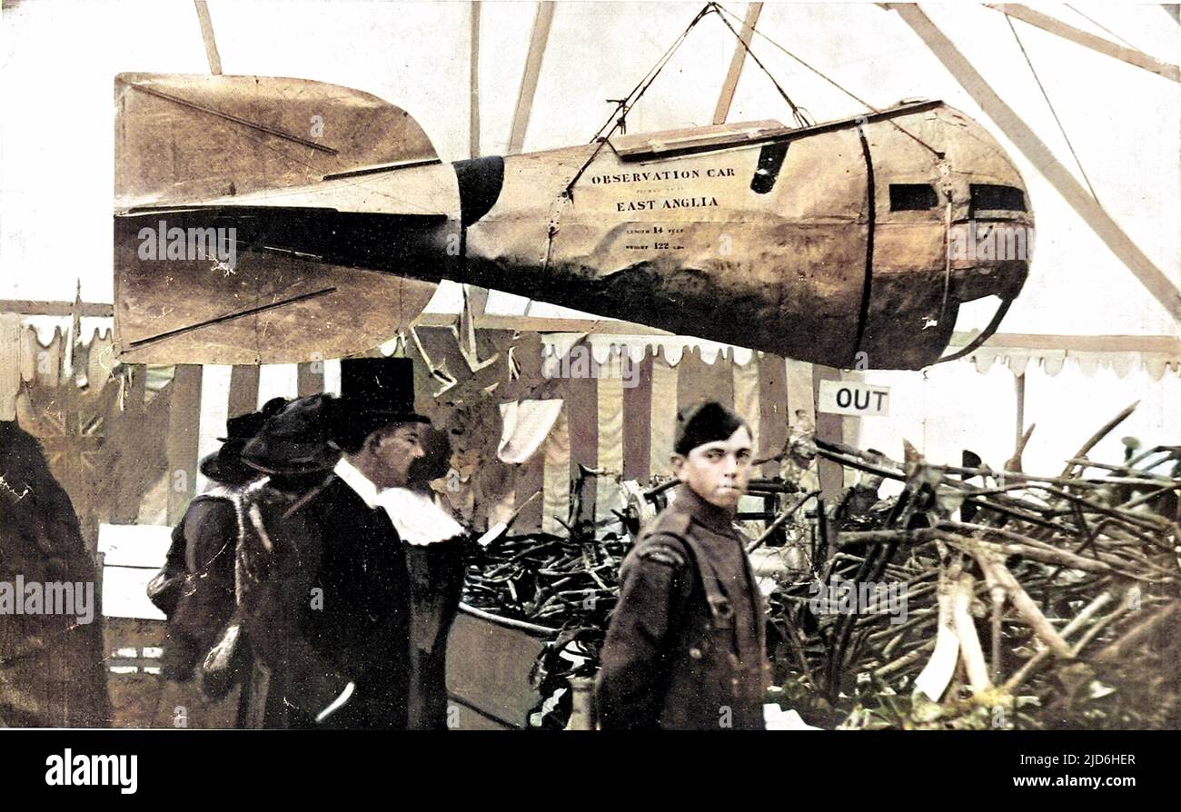 Ein deutscher Zeppelin-Beobachtungswagen, der im Rahmen einer öffentlichen Ausstellung von Luftschiff-Wracks aus ganz Großbritannien fotografiert wurde. Der Aluminium-Beobachtungswagen wurde von Drähten unter seinem Zeppelin und den beiden durch ein Telefonkabel verbunden aufgehängt, so dass die Besatzung den Boden sehen konnte, während das Luftschiff selbst in großer Höhe verborgen blieb. Kolorierte Version von: 10219687 Datum: 1916 Stockfoto