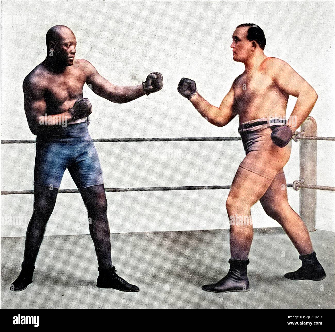 Jack Johnson (1878 - 1946) (links) und James J. Jeffries (1875 - 1953), die Schwergewichtsboxer, die 1910 für die Weltmeisterschaft kämpften. Johnson schlug Jeffries in der Runde 15. ihres Treffens in Reno, Nevada, am 4.. Juli dieses Jahres aus. Kolorierte Version von: 10220096 Datum: 1910 Stockfoto