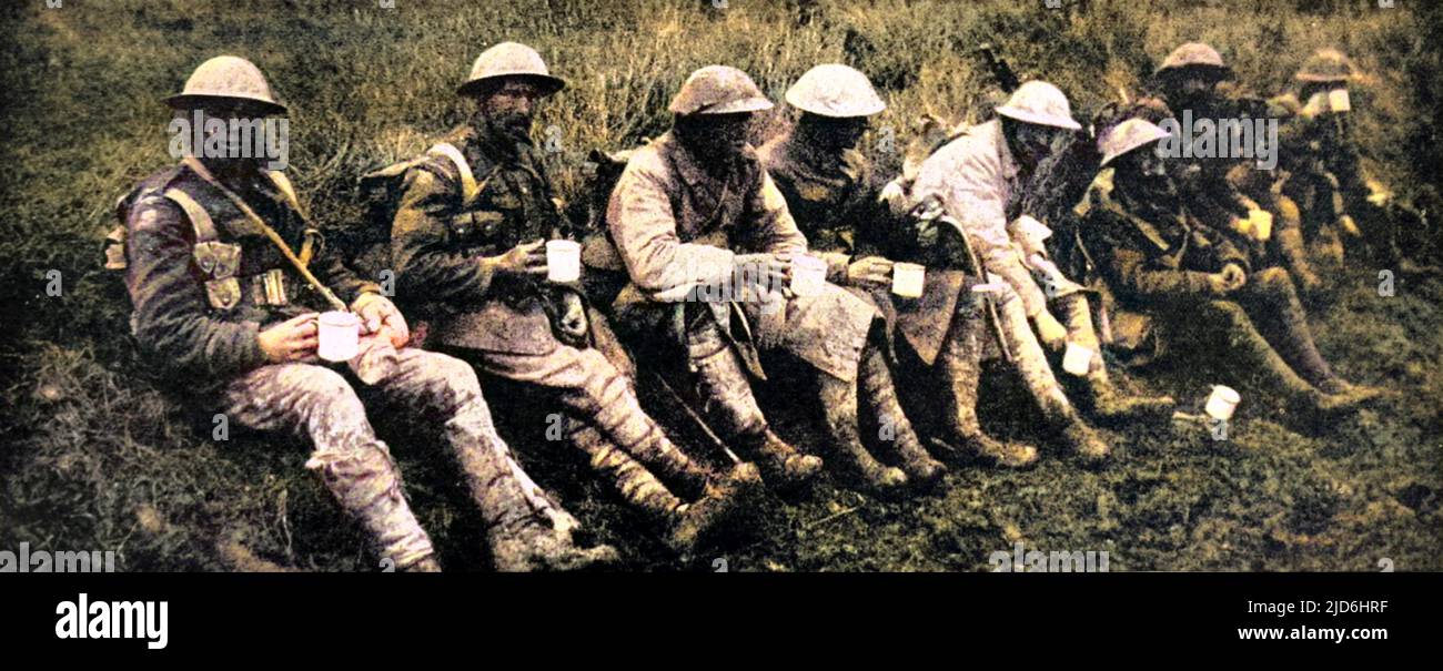 Eine Gruppe britischer Soldaten, die sich nach dem Verlassen der Schützengräben ausruhen und eine Tasse Tee trinken; Westfront irgendwo in Frankreich. Kolorierte Version von: 10220130 Datum: 1916 Stockfoto