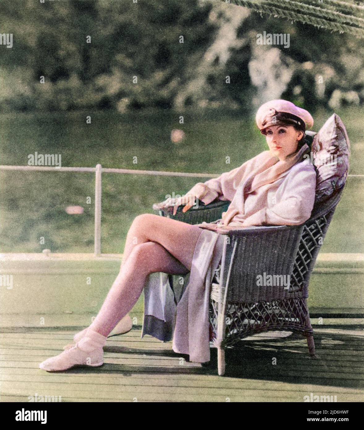 Ein Porträt von Greta Garbo auf ihrer Yacht vor Catalina Island. Greta Garbo wurde in Stockholm geboren und wurde während des Studiums an der Royal Theatre Dramatic School von dem schwedischen Regisseur Mauritz Stiller „vertänkt“. Ihr erster Hollywood-Film war 'The Temptress' 1926. Zu ihren weiteren Erfolgen zählen "Queen Christie" (1930), "Anna Karenina" (1935) und "Ninotchka" (1939). 1941 zog sie sich aus den Filmen zurück, nachdem sie schlechte Kritiken über die „zweigesichtige Frau“ erhalten hatte, die den Rest ihres Lebens als Einsiedlerin in New York verbracht hatte. Kolorierte Version von: 10222766 Datum: 31.. Juli 1929 Stockfoto