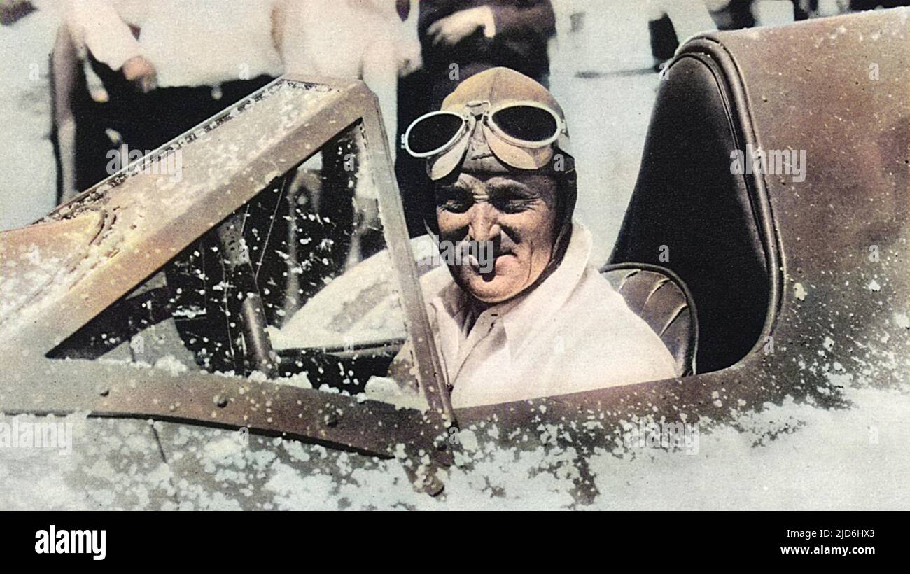 Sir Malcolm Campbell (1885 - 1948), englischer Auto- und Speedboat-Rennfahrer, im Cockpit von 'Bluebird' nach einem seiner Rekordfahrten auf den Salt Flats in Utah im Jahr 1935. Kolorierte Version von: 10222613 Datum: 1935 Stockfoto