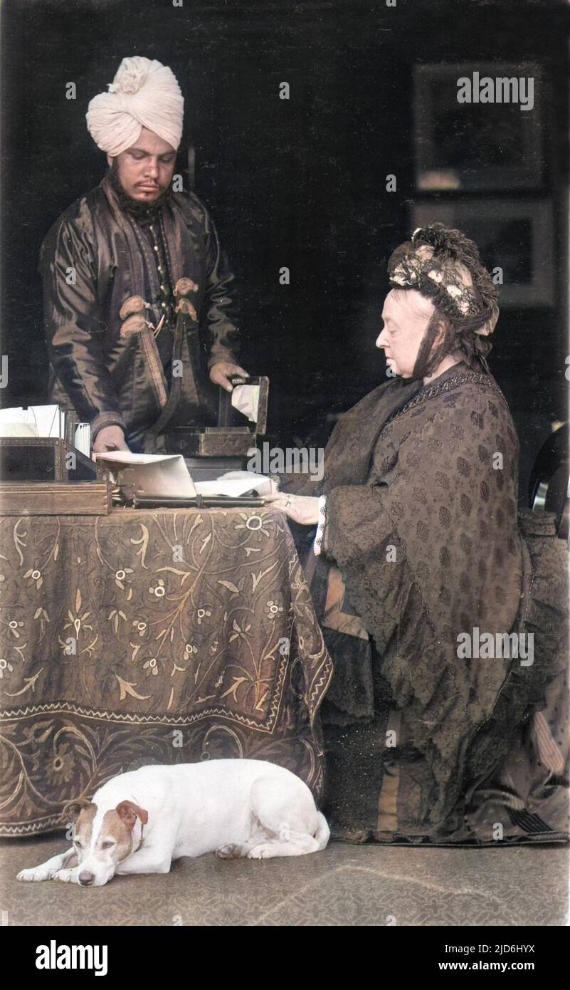 Königin Victoria an ihrem Schreibtisch, unterstützt von ihrem Diener Abdul Karim, dem 'Munshi'. Kolorierte Version von: 10223303 Datum: c. 1885 Stockfoto