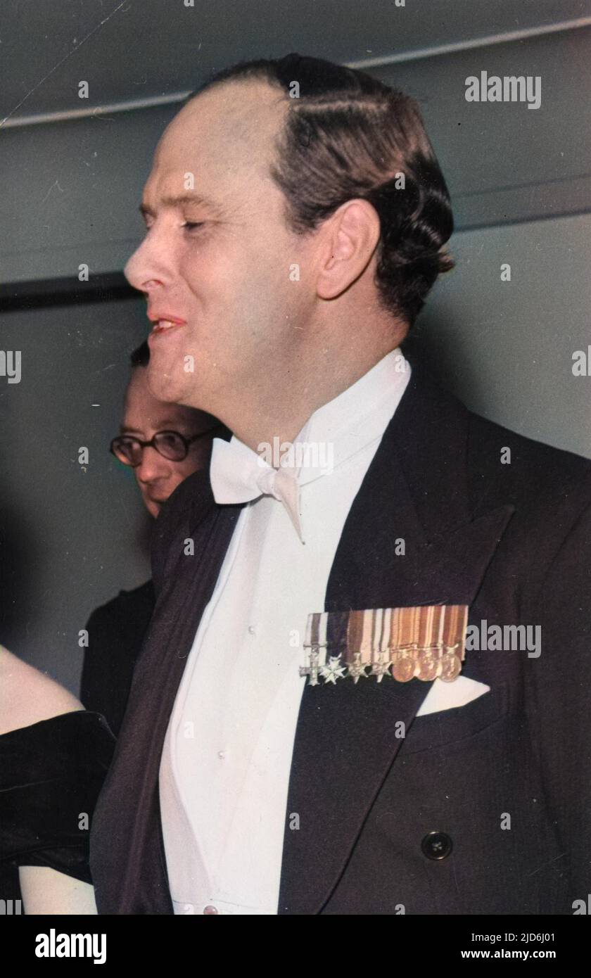 Andrew Robert Buxton Cavendish, 11. Duke of Devonshire (1920-2004), Grundbesitzer, in Abendkleid gesehen und seine Medaillen ausstellt. Verheiratet Deborah Mitford und zusammen waren verantwortlich für die Wiederherstellung Chatsworth House zu seinen früheren Herrlichkeiten. Kolorierte Version von: 10225600 Datum: ca. 1955 Stockfoto