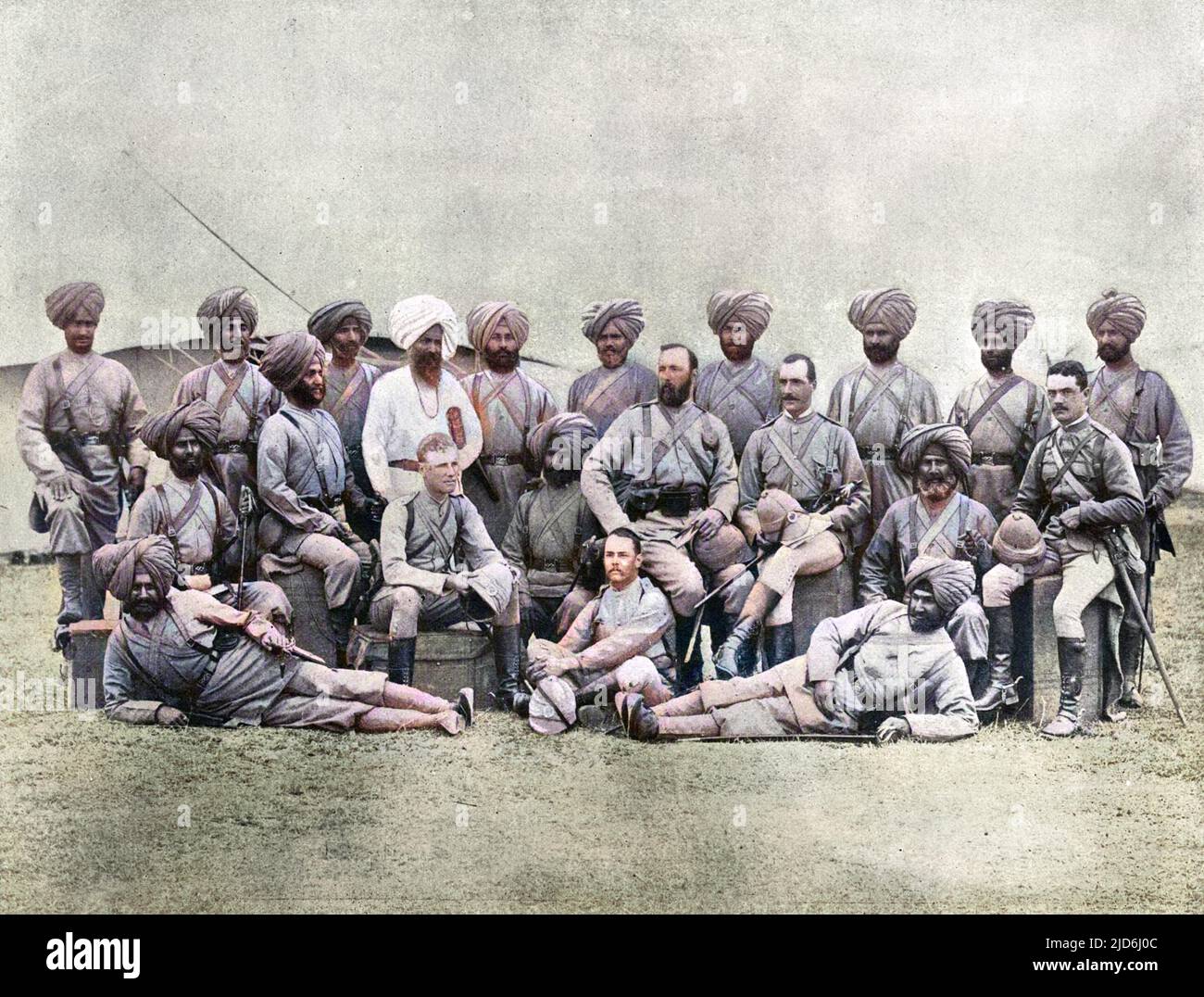 Mitglieder der Chitral Expedition, einschließlich Lieut. Cheyne, Capt. C.R Ross, Major Sawyer, Capt. Gordon, Lieut. Henderson und ein Sikh-Priester. 14. Ferozepore Sikhs. Kolorierte Version von: 10236415 Datum: 13 1895. April Stockfoto