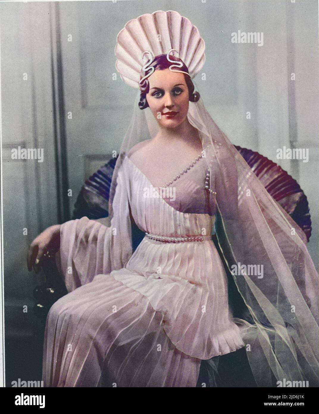 Titelbild aus der Skizze der Hon. Mrs. Bryan Guinness, ehemals Hon. Diana Mitford, spielte am 5. 1935. März die Rolle der Venus bei der Olympischen Partei und dem Ball, unterstützt vom Greater London Fund for the Blind. Kolorierte Version von: 10224236 Datum: 6.. März 1935 Stockfoto