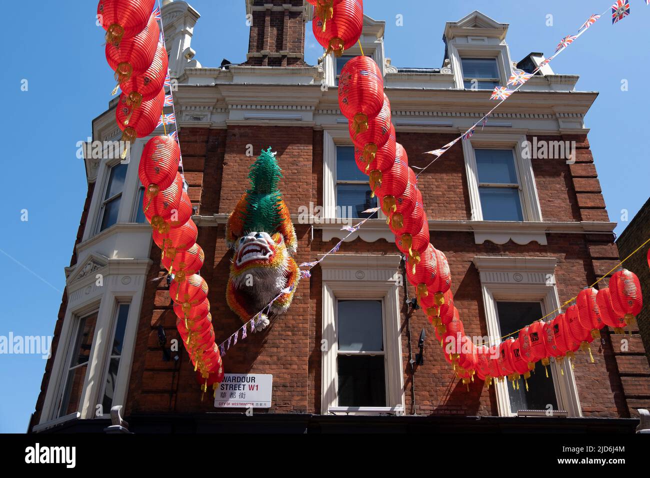 Rote Laternen bedeckte Straßen in China Town, London Stockfoto