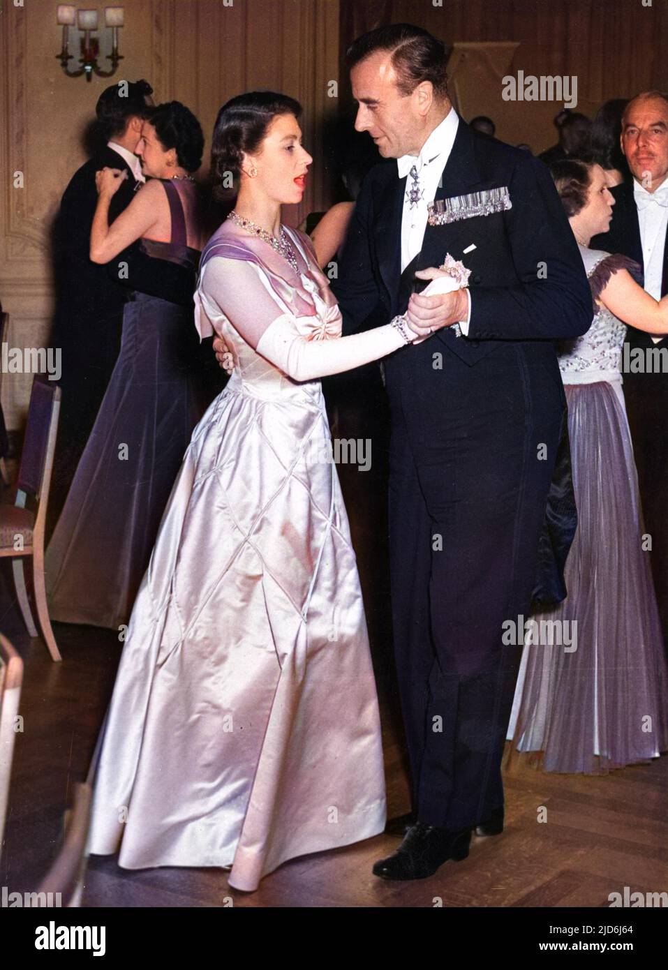 Prinzessin Elizabeth (Königin Elizabeth II.) tanzt mit Lord Louis Mountbatten bei einem Ball, der im Savoyen zur Unterstützung des Bildungsfonds-Appells des Royal College of Nursing abgehalten wird. Kolorierte Version von: 10509389 Datum: 1951 Stockfoto