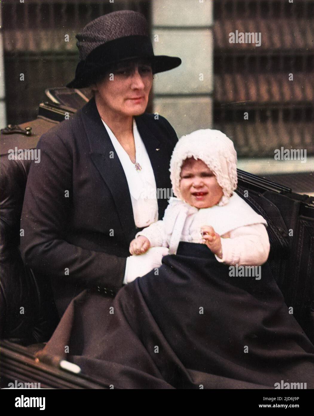 Prinzessin Elizabeth von York (Königin Elizabeth II.), abgebildet mit ihrem Kindermädchen Clara Knight ('Allah'), das für eine Kutschenfahrt mitgenommen wurde. Kolorierte Version von: 10555504 Datum: 1927 Stockfoto