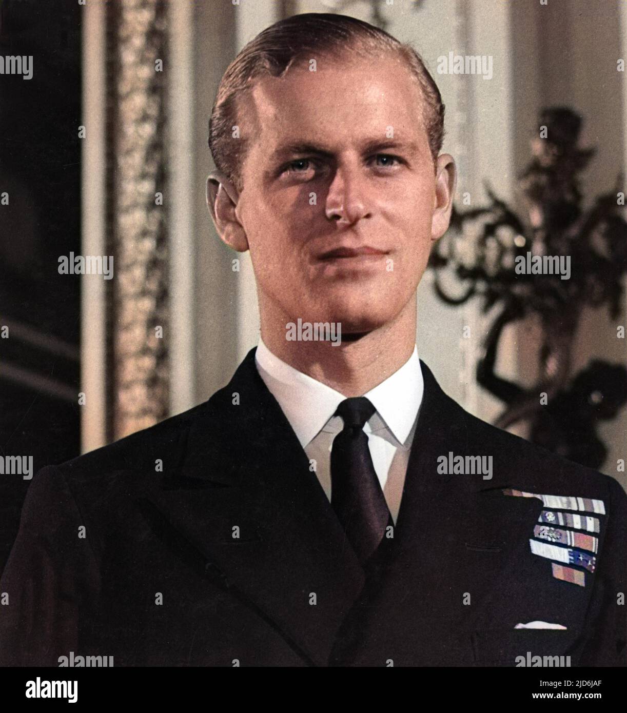 Leutnant Philip Mountbatten, später Prinz Philip, Herzog von Edinburgh (geboren 1921), abgebildet zur Zeit seiner Verlobung mit Prinzessin Elizabeth. Kolorierte Version von: 10507986 Datum: 1947 Stockfoto