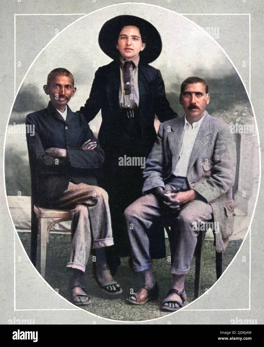Mahatma Gandhi (1869 - 1948), indischer Unabhängigkeitsführer, während seiner Zeit in Südafrika, als er Führer der südafrikanischen Indianer war und sich dafür einsetzte, dass ihnen die gleichen Rechte wie anderen britischen Bürgern gewährt werden. Mit ihm sind seine Sekretärin Sonja Schlesin und sein Assistent Hermann Kallenbach zu sehen. Kolorierte Version von: 10528942 Datum: 1913 Stockfoto