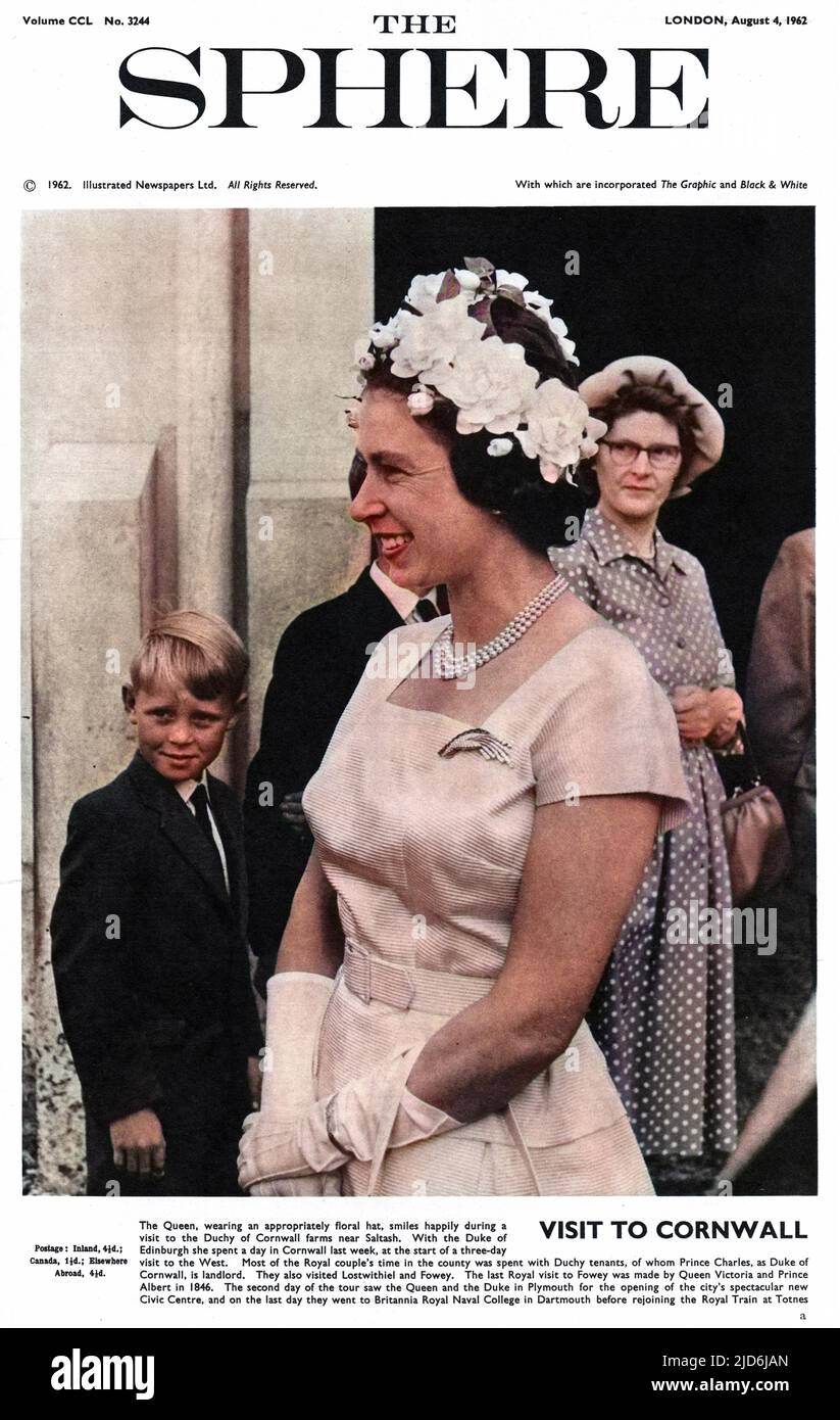 Königin Elizabeth II., die einen angemessen floralen Hut trägt, lächelt fröhlich während eines Besuchs der Farmen des Herzogtums Cornwall in der Nähe von Saltash im Jahr 1962. Kolorierte Version von: 10513605 Datum: 1962 Stockfoto