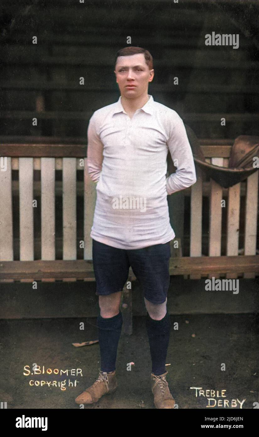 Steve Bloomer (1874-1938), englischer Fußballspieler und Manager. Er spielte in den Jahren 1890s und 1900s für Derby County, Middlesbrough und England und war berühmt für seine fruchtbaren Tore. Er bleibt eine Legende im Derby County, die Club-Hymne trägt den Titel „Steve Bloomer's Watching“, und 2009 wurde auf dem Pride Park Ground eine Porträtbüste von ihm enthüllt. Kolorierte Version von: 10075556 Datum: Anfang des 20.. Jahrhunderts Stockfoto