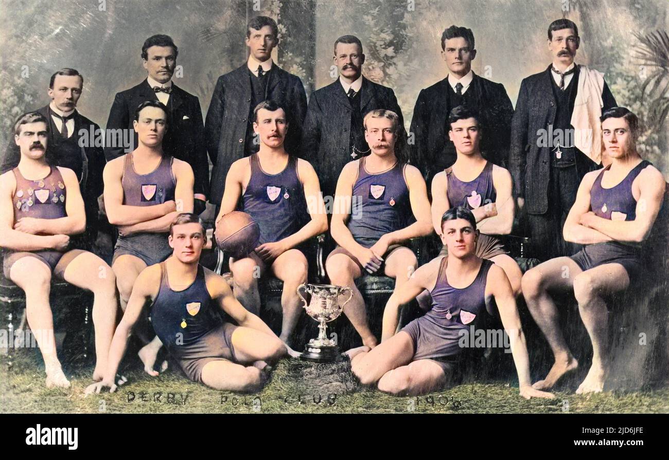 DERBY WATER POLO CLUB Acht Männer in Badekostümen, sechs in Anzügen und eine Tasse in der Mitte des Fotos. Kolorierte Version von: 10049625 Datum: 1906 Stockfoto