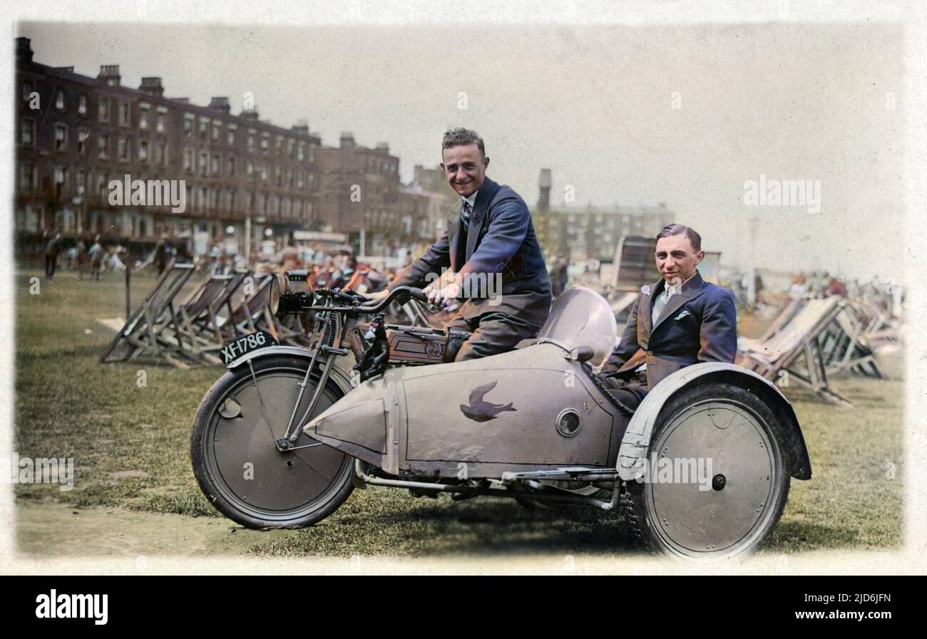 Rex Motorrad und Sidecar - am Strand von Margate. Dieses spezielle Modell, das nach dem Ende des Ersten Weltkriegs auf den Markt kam, wurde von einem neuen Blackburne-Motor angetrieben. Die beiden jungen Männer scheinen von ihrem Wagen völlig begeistert zu sein! Kolorierte Version von: 10652090 Datum: Ca. Anfang 1920s Stockfoto