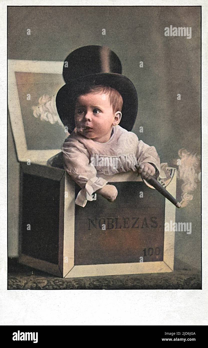 Smoking Baby in einer Zigarrenbox mit einem Hut aus Seide. Nicht der beste Start ins Leben in gesundheitlicher Weise... Ziemlich bizarr. Kolorierte Version von: 10644787 Datum: 1904 Stockfoto