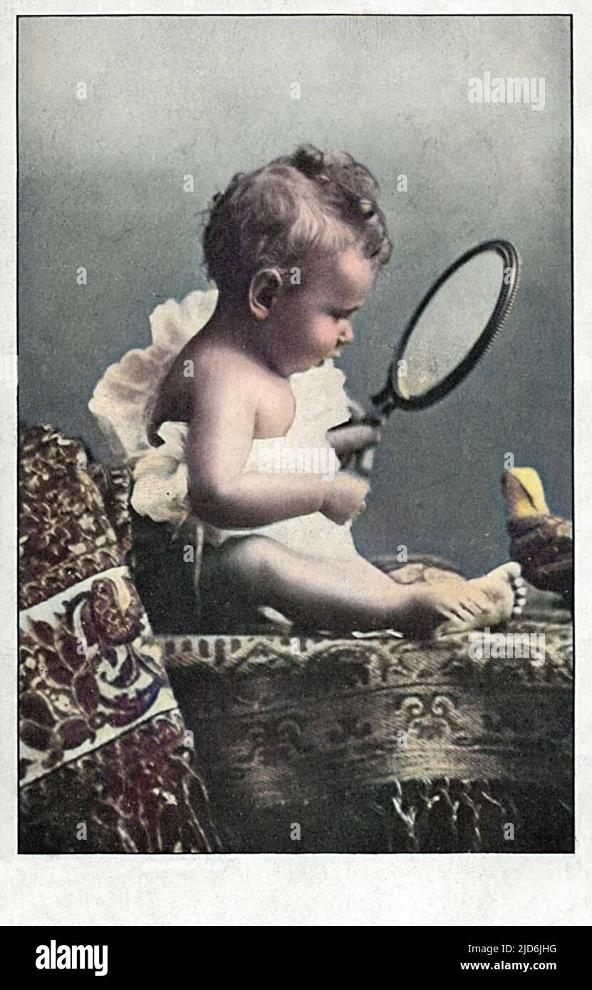 Der kleine Junge saß auf einem feinen persischen Teppich und staunt über seine eigene Spiegelung in einem Handspiegel. Wenn man genau hinschaut, sieht man, dass dieses Foto (eher schlecht) inszeniert ist! Der sichtbare Daumen, der den Spiegel hält, hat ungefähr die gleiche Breite wie das Handgelenk von Junior!! Oh, für Photoshop im Jahr 1904... Kolorierte Version von: 10644785 Datum: 1904 Stockfoto