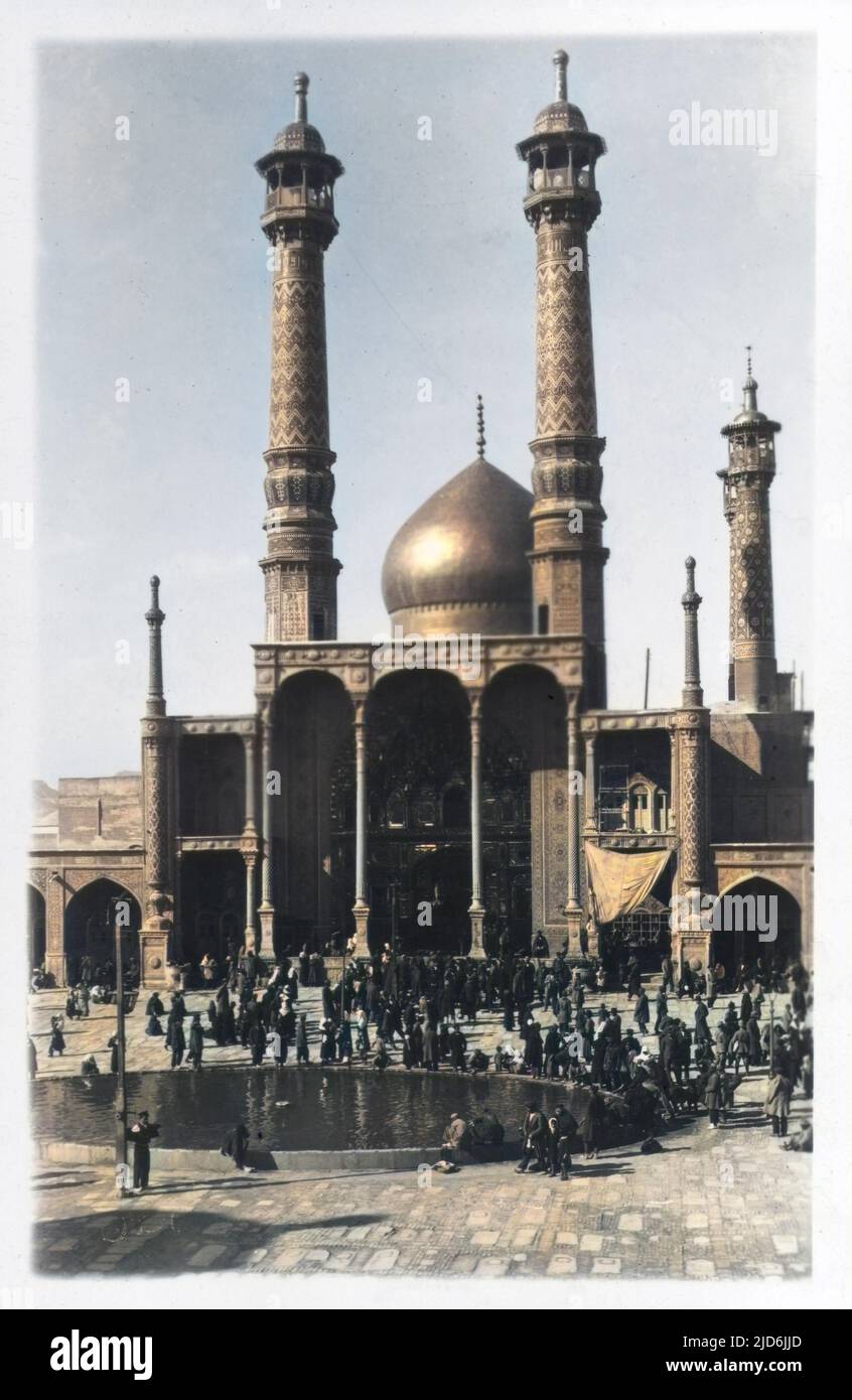 Iran - Qom - die spektakuläre Lady Fatima Ma-Sumah Moschee. Kolorierte Version von: 10638365 Datum: Ca. 1920 Stockfoto