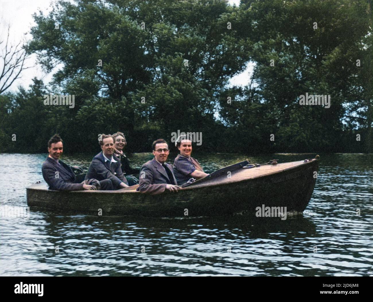 Fünf Freunde bei einem sehr kleinen Motorstart ('The Bridge Belle 2') machen einen fröhlichen Ausflug auf der Themse! Kolorierte Version von: 10794446 Datum: Anfang 1950s Stockfoto