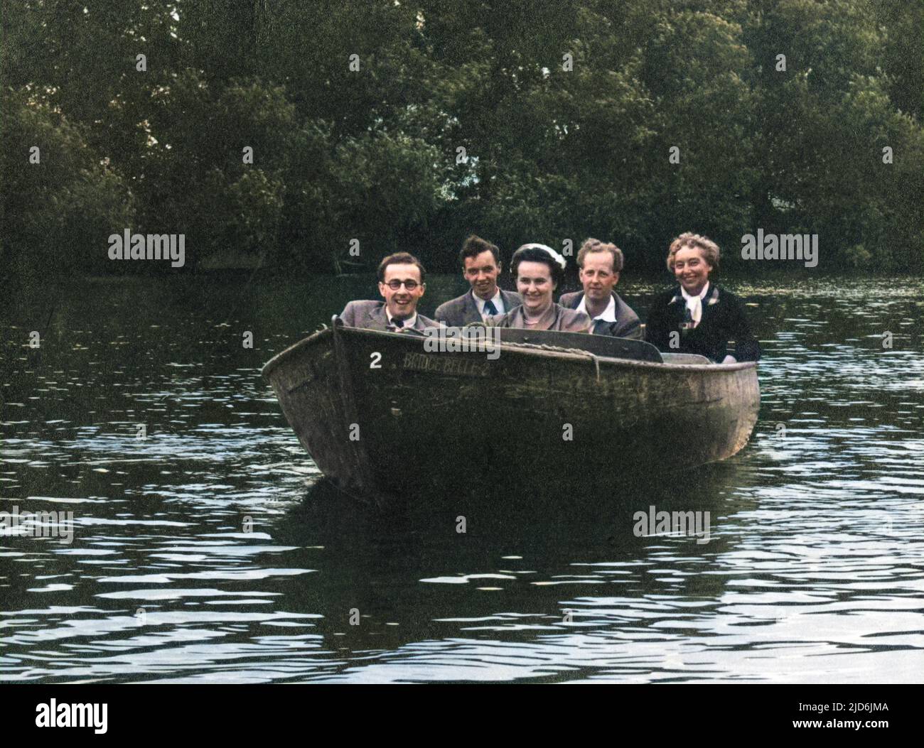 Fünf Freunde bei einem sehr kleinen Motorstart ('The Bridge Belle 2') machen einen fröhlichen Ausflug auf der Themse! Kolorierte Version von: 10794447 Datum: Anfang 1950s Stockfoto