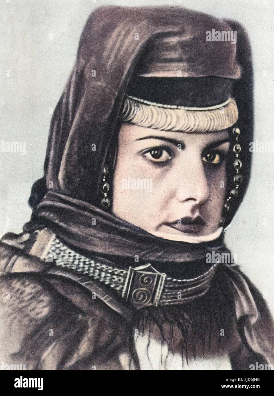 Schönes fotografisches Porträt aus Sowjetischem Armenien - Kollektivfrau - armenischer Bauer. Kolorierte Version von: 10645499 Datum: Ca. 1930s Stockfoto