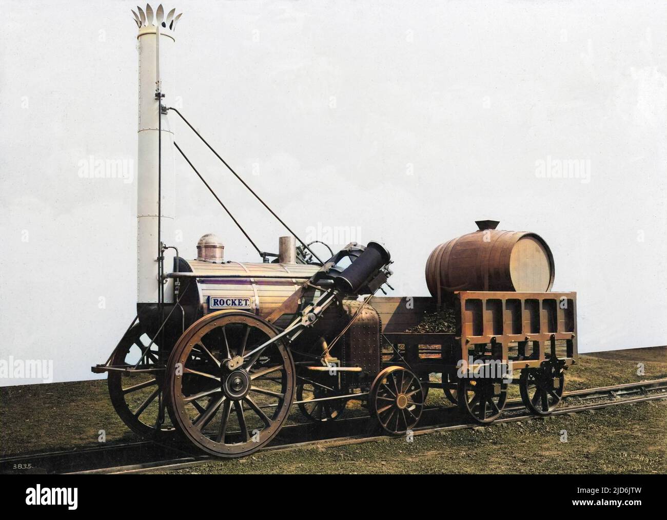 George Stephenson's Rocket - die Replik aus der Zeit vor 1923. George Stephensons Raketenlokomotive wurde 1829 gebaut. Gebaut für die Rainhill Trials der Liverpool & Manchester Railway. Die früheste Replik von Rocket in Originalgröße ist die auf diesem Foto. Kolorierte Version von: 10804102 Datum: Ca. 1920 Stockfoto