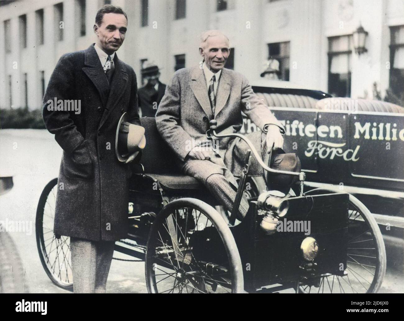 Henry Ford (1863 - 1947) und sein Sohn Edsel Ford (1893 - 1943) saßen im Vierrad (1890s) neben dem 15.000.00000. produzierten Ford. Kolorierte Version von: 10283488 Datum: Ende 1920s Stockfoto