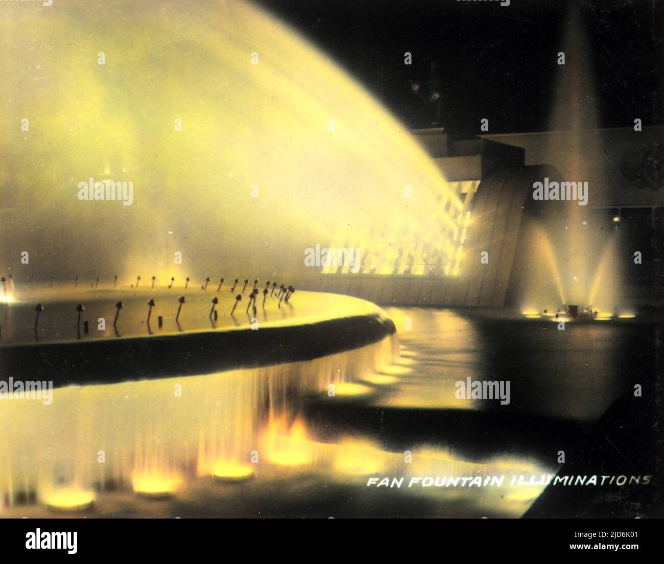 Fan Fountain Illuminations - British Empire Exhibition - Glasgow, Schottland, (Mai - Dezember 1938). Die Ausstellung wurde von Thomas S. Tait geplant, der ein Team von neun Architekten leitete, darunter Basil Spence und Jack Coia. Kolorierte Version von: 11007150 Datum: 1938 Stockfoto