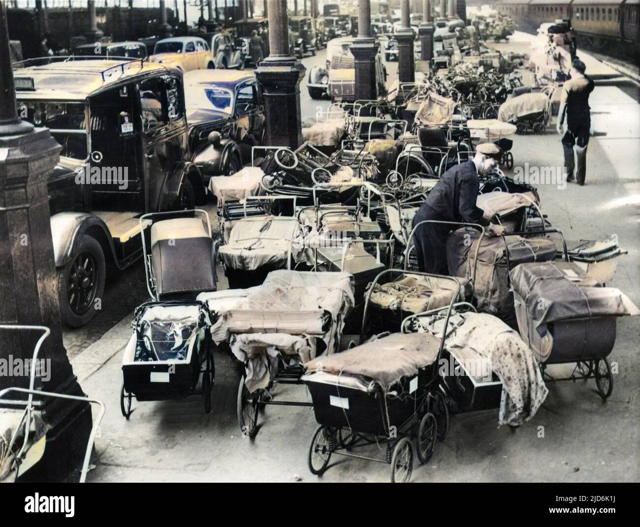 WW2 - Kinderwagen mit Besitztümern kehren nach Euston, London, zurück, nachdem Evakuierte nach dem Passieren der Raketenangriffsabstinke vom V1. Und V2. September nach Hause zurückgekehrt sind - 1944. September. Kolorierte Version von: 11007657 Datum: 1944 Stockfoto