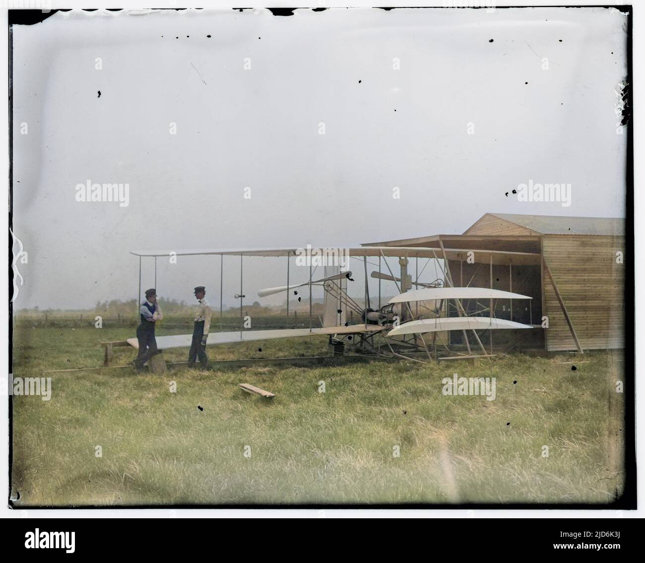 Wilbur und Orville Wright mit ihrer zweiten angetriebenen Maschine, Huffman Laarie, Dayton, Ohio. Datum: 1904. Mai. Kolorierte Version von: 10591022 Stockfoto Wilbur und Orville Wright mit ihrer zweiten angetriebenen Maschine, Huffman Laarie, Dayton, Ohio. Datum: 1904. Mai. Kolorierte Version von: 10591022 Stockfoto