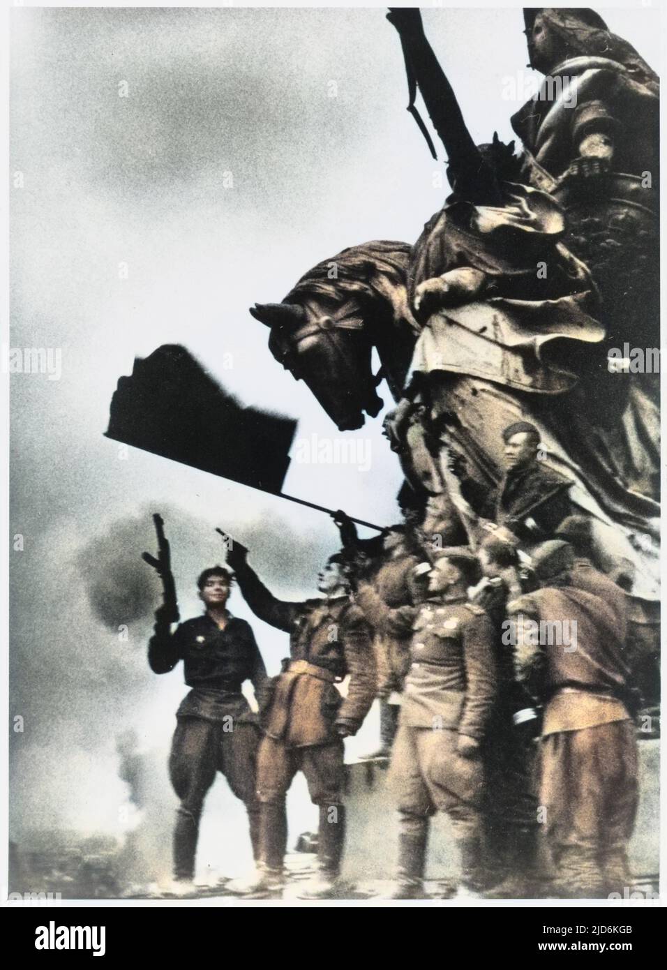 Russische Soldaten der Armee von Marschall Schukow errichten die Rote Fahne auf dem Reichstag, Berlin - am folgenden Tag wird Deutschland formell kapitulieren Colorized Version von: 10059765 Datum: 01-Mai-45 Stockfoto