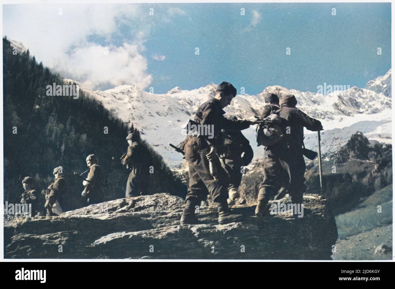 Sowjetische Soldaten überqueren auf dem Weg zur Front das Kaukasus-Gebirge. Kolorierte Version von: 10059573 Datum: 1942 - 1945 Stockfoto
