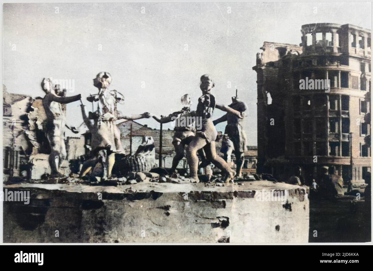 Die Ruinen der Stadt, nach ihrer Befreiung. Eine Skulptur tanzender Kinder überlebt, wenn auch zerschlagen, wie Stalingrad selbst... Kolorierte Version von: 10059647 Datum: 1942 Stockfoto