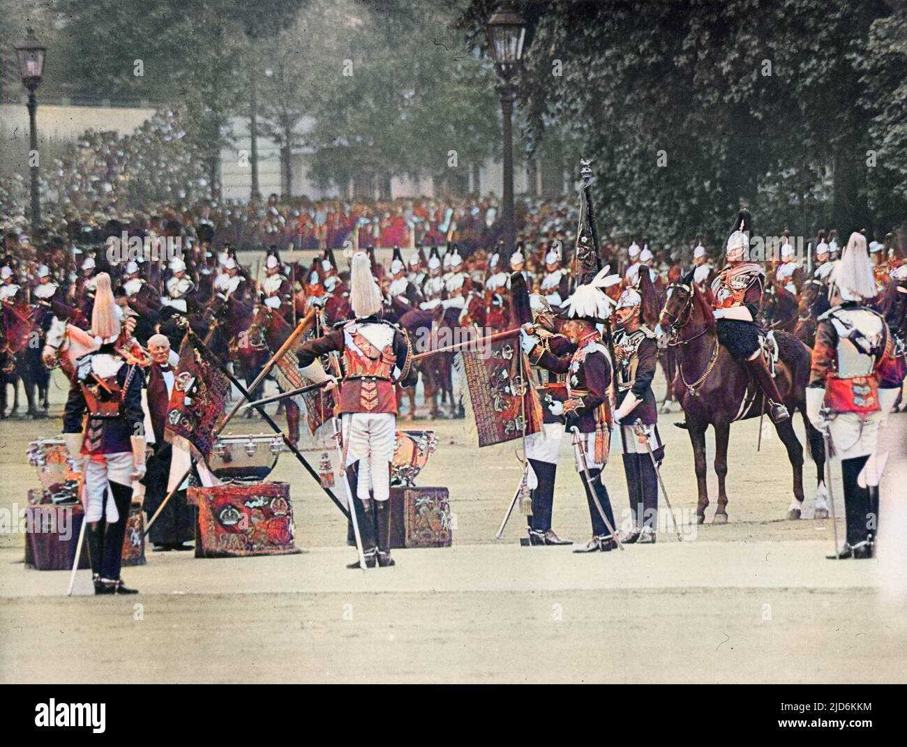 König George V präsentiert der Household Cavalry auf der Horse Guards Parade im Zentrum von London neue Maßstäbe. Kolorierte Version von: 10410669 Datum: 1927 Stockfoto