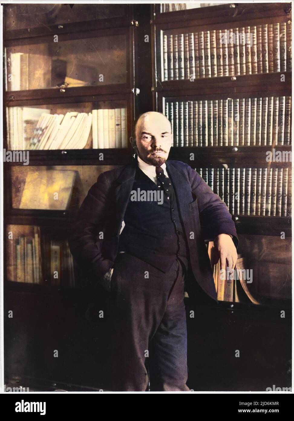 WLADIMIR ILICH ULJANOW LENIN sowjetischer Staatsmann, in entspannter Pose, vor einem Bücherregal in seinem Arbeitszimmer. Kolorierte Version von: 10175991 Datum: 1870 - 1924 Stockfoto
