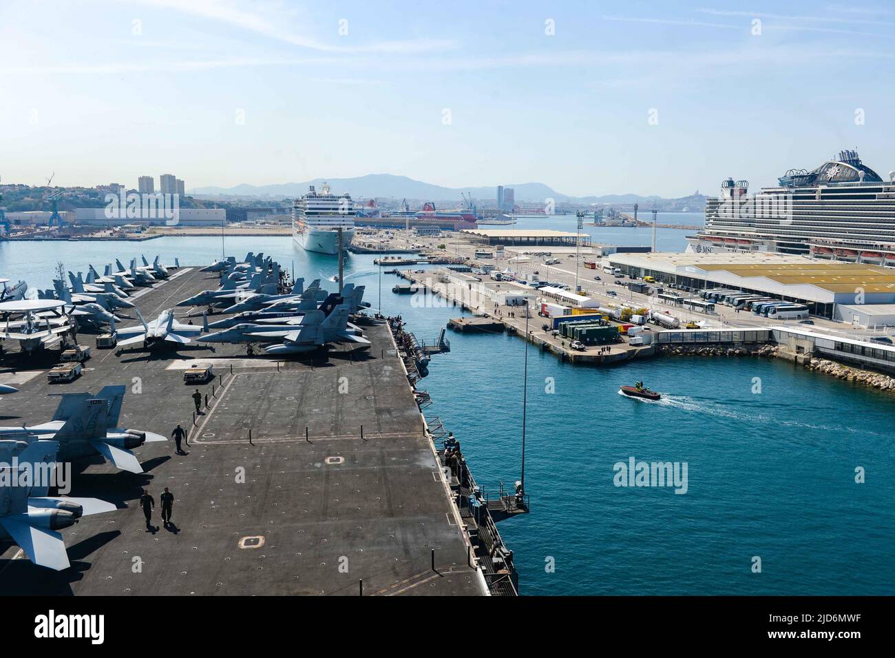 220618-N-FB730-1005 MARSEILLE FRANCE (18. Juni 2022) die USS Harry S. Truman (CVN 75) kommt am 18. Juni 2022 zu einem geplanten Hafenbesuch nach Marseille, Frankreich. Die Harry S. Truman Carrier Strike Group befindet sich im geplanten Einsatzgebiet der US Naval Forces Europe und wird von der Sechsten Flotte der USA eingesetzt, um die Interessen der USA, der Alliierten und der Partner zu verteidigen. (USA Navy Foto von Mass Communication Specialist 3. Class Justin Woods) Stockfoto