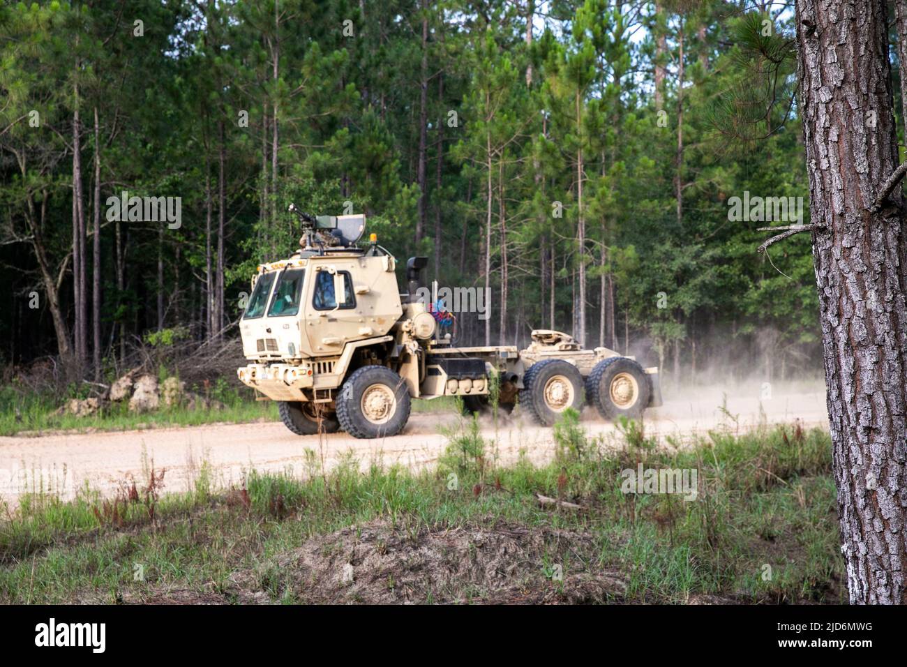 US Army Georgia National Guard Soldaten mit der in Calhoun ansässigen Delta Company, 148. Brigade Support Bataillon führten am 17. Juni 2022 während der exportablen Kampftrainingsübung in Fort Stewart, Georgia, einen Konvoi mit Logistikpaket durch. XCTC ist das Rekordprogramm der US Army National Guard, das es Brigadekampfteams ermöglicht, die geschulte Bereitschaft des Zuges zu erreichen, die für den Einsatz, Kampf und Sieg von Schlachten auf der ganzen Welt erforderlich ist. An der XCTC-Übung werden rund 4.400 Brigademitarbeiter aus ganz Georgien miteinbezogen. Foto der US-Armee von Sgt. Tori Miller. Stockfoto