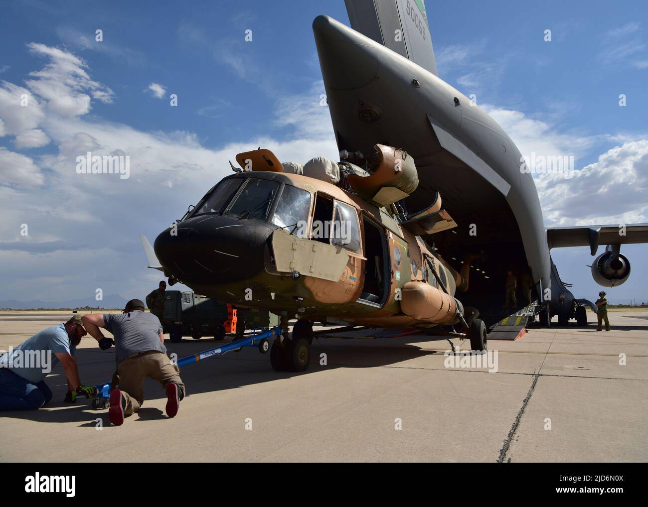 Ein Mi-17-Hubschrauber wird auf einem C-17 Globemaster III-Flugzeug auf der Davis-Monthan Air Force Base, Arizona, am 9. Juni 2022 verladen. Die C-17 trug einen Hubschrauber vom Typ Mi-17, den das Verteidigungsministerium zur Unterstützung der ukrainischen Truppenbewegung auf dem Schlachtfeld liefert. (USA Air Force Foto von Tech. Sgt. Sergio A. Gamboa) Stockfoto