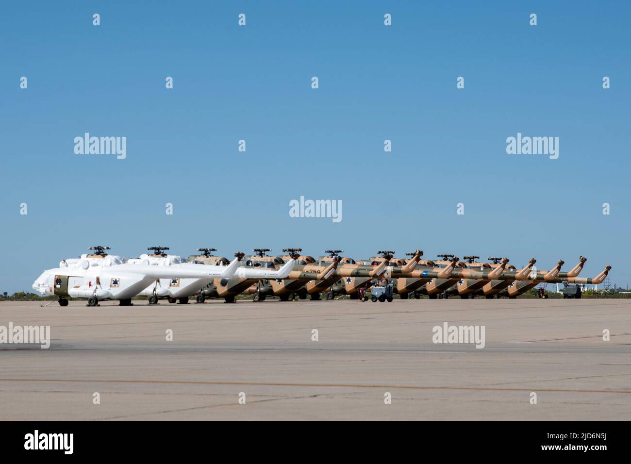 11 Mi-17-Hubschrauber der 309. Aerospace Maintenance and Regeneration Group auf der Davis-Monthan Air Force Base werden in Vorbereitung auf den Transport auf der Davis-Monthan Air Force Base, Arizona, am 22. April 2022 auf die Fluglinie gestellt. Das Verteidigungsministerium stellt Mi-17-Hubschrauber zur Verfügung, um mehr ukrainischen Truppen auf dem Schlachtfeld zu helfen und die fünf Mi-17-Hubschrauber zu erweitern, die Anfang des Jahres in die Ukraine geschickt wurden. (USA Foto der Luftwaffe von Staff Sgt. Kristine Legate) Stockfoto