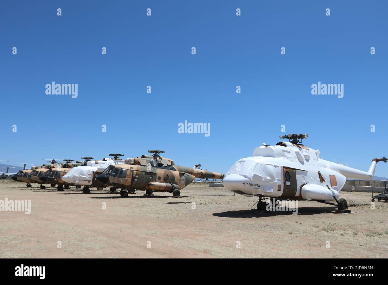 Mi-17-Hubschrauber der 309. Aerospace Maintenance and Regeneration Group sind für den Transport auf der Davis-Monthan Air Force Base, Arizona, 20. April 2022 vorbereitet. Das Verteidigungsministerium stellt Mi-17-Hubschrauber zur Verfügung, um ukrainische Truppen auf dem Schlachtfeld zu bewegen und die fünf Mi-17s zu erweitern, die Anfang des Jahres in die Ukraine geschickt wurden. (USA Foto der Air Force) Stockfoto