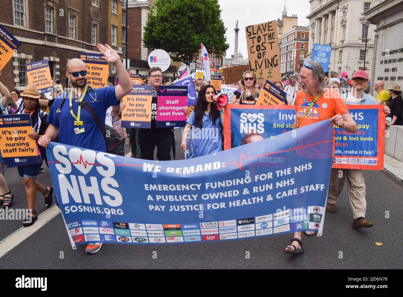 London, Großbritannien. 18.. Juni 2022. Demonstranten halten während der Demonstration in Whitehall ein Banner und Plakate zur Unterstützung des NHS und eine faire Bezahlung für Pflegepersonal. Tausende Menschen und verschiedene Gewerkschaften und Gruppen marschierten durch das Zentrum Londons, um gegen die Lebenshaltungskrise, die Tory-Regierung, das ruandische Flüchtlingsprogramm und andere Themen zu protestieren. Kredit: SOPA Images Limited/Alamy Live Nachrichten Stockfoto