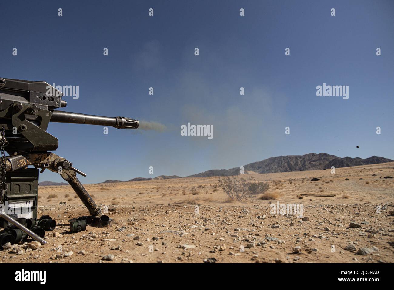 Während einer digitalen Tötungskettenübung im Marine Corps Air Ground Combat Center, Twentynine Palms, Kalifornien, 12. Mai 2022, wird eine Granate von einem Mark 19 40-mm-Granatmaschinengewehr abgefeuert. Während der Übung testeten die Marines neue digitale Geräte zur Zielerfassung für das 60-mm-Mörsersystem und das Mark-19 40-mm-Granatmaschinengewehr. (USA Marine Corps Foto von Lance CPL. Broden Marshall) Stockfoto