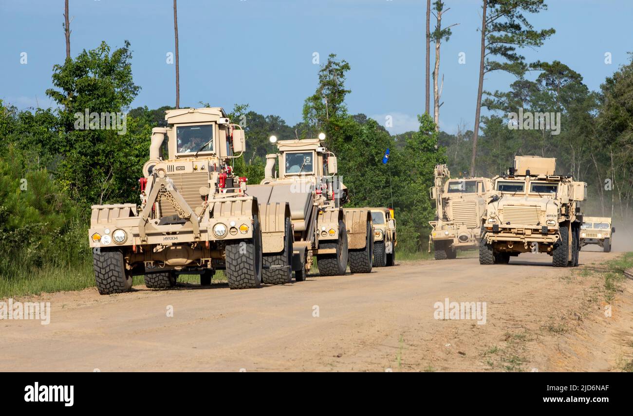 Ein Streckenabräumpaket der US-Armee Georgia National Guard von der in Statesboro ansässigen Bravo Company, 177. Brigade Engineer Battalion, 48. Infantry Brigade Combat Team, führt eine Streckenabräumübung beim Exportable Combat Training Capability Exercise in Fort Stewart, GA, 16. Juni 2022 durch. XCTC ist das Rekordprogramm der US Army National Guard, das es Brigadekampfteams ermöglicht, die geschulte Bereitschaft des Zuges zu erreichen, die für den Einsatz, Kampf und Sieg von Schlachten auf der ganzen Welt erforderlich ist. An der XCTC-Übung werden rund 4.400 Brigademitarbeiter aus ganz Georgien miteinbezogen. US-Ar Stockfoto