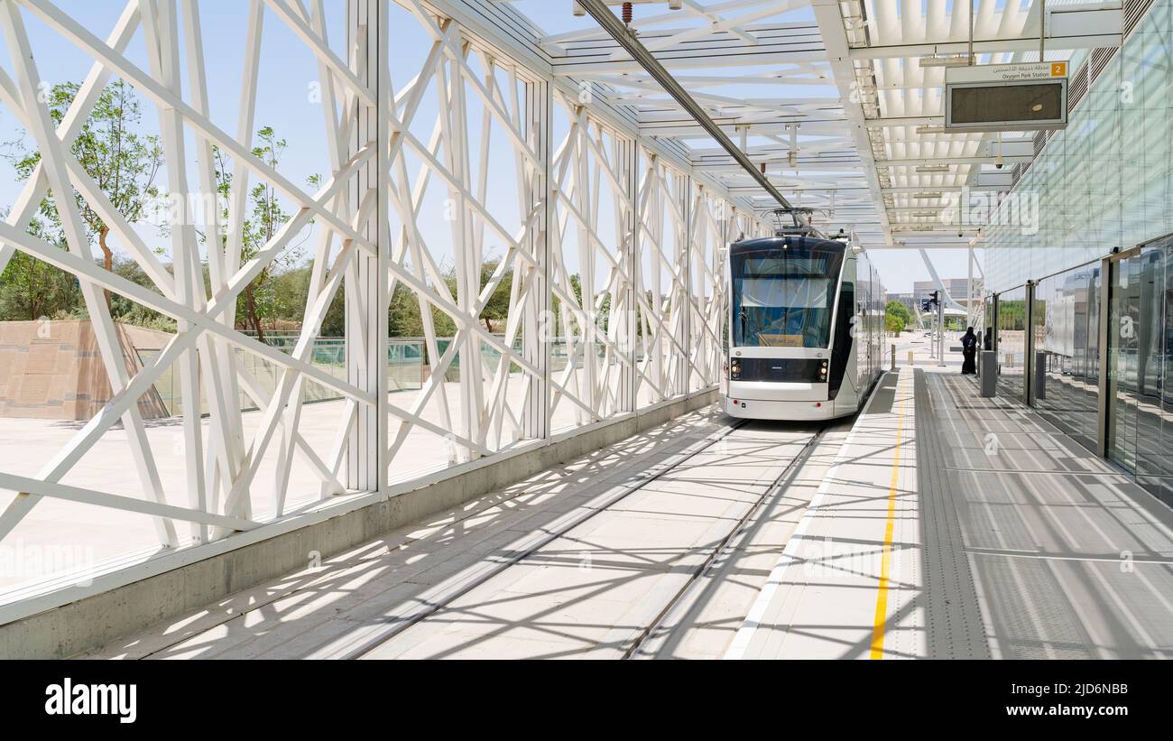 Katar Bildungsstadt, Doha, Katar - 06. Juni 2022 : Straßenbahn an einer Straßenbahnhaltestelle in der Bildungsstadt. Stockfoto